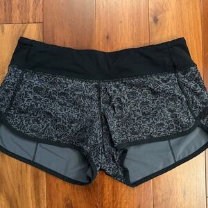 Lululemon Speed Up Shorts Black & Grey Floral Size 6 EUC!
